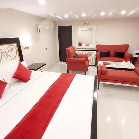 Hotel Mairona Gulberg Лахор Екстериор снимка
