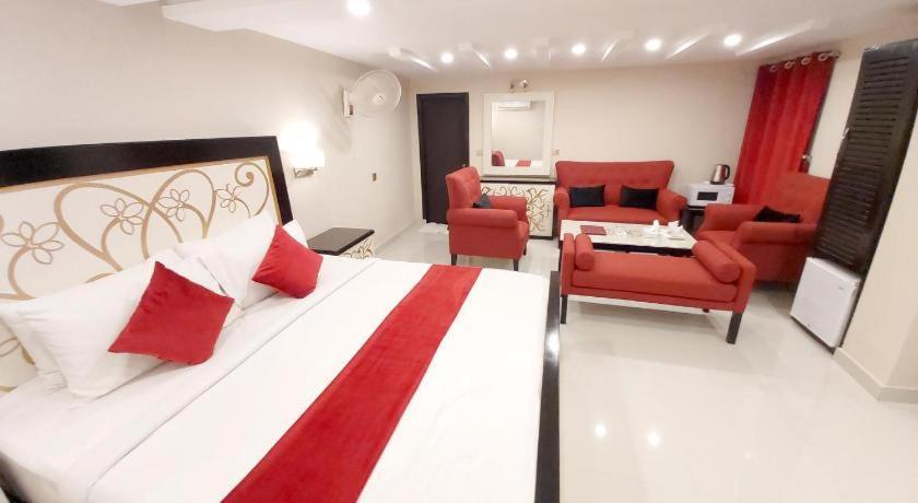 Hotel Mairona Gulberg Лахор Екстериор снимка