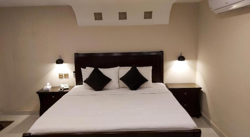 Hotel Mairona Gulberg Лахор Екстериор снимка