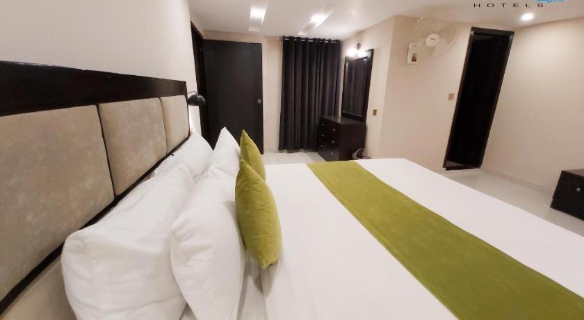 Hotel Mairona Gulberg Лахор Екстериор снимка