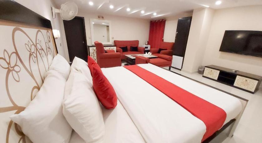 Hotel Mairona Gulberg Лахор Екстериор снимка
