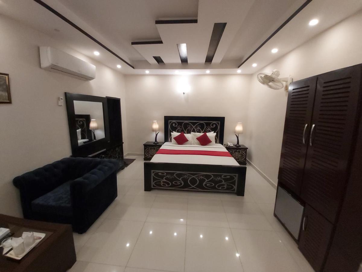 Hotel Mairona Gulberg Лахор Екстериор снимка
