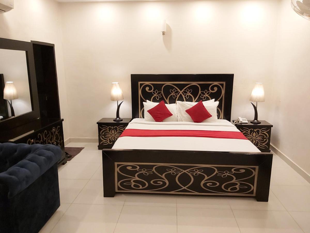 Hotel Mairona Gulberg Лахор Екстериор снимка